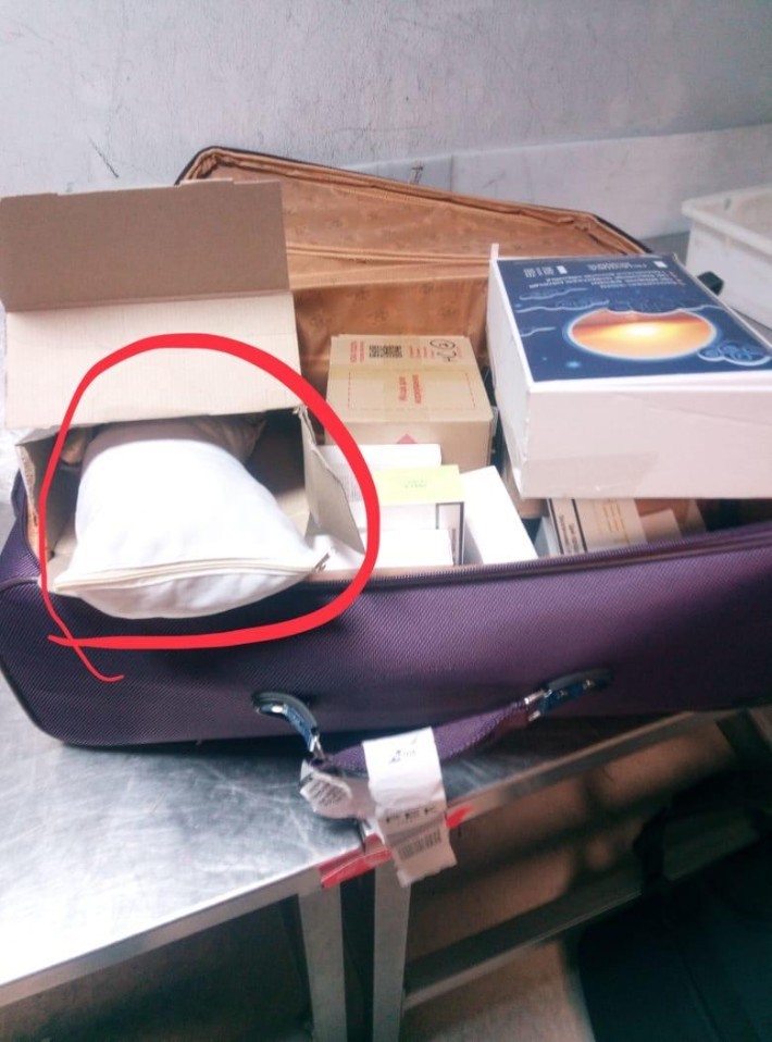 Двое студентов из Китая пытались улететь из "Борисполя" с янтарными "подушками"