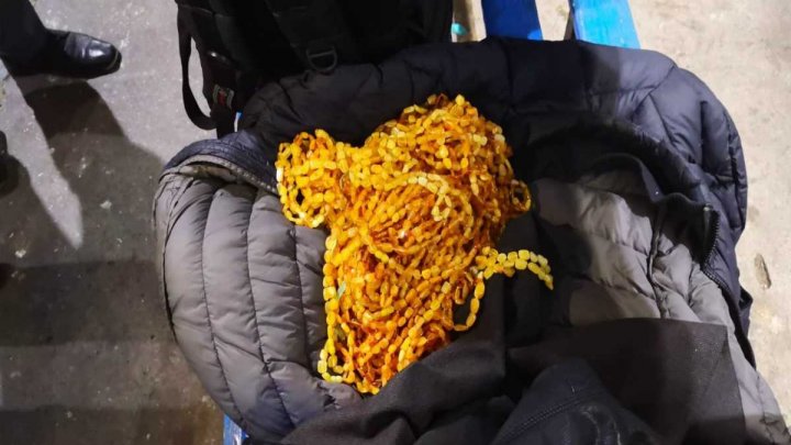 Гражданин Турции пытался провести через границу более 20 кг янтаря