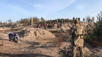 «Сейчас будет и вам огонь, бл***дь»: появилось видео спецоперации СБУ против добытчиков янтаря в Ровенской области