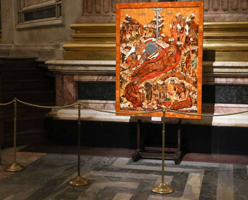 В Исаакиевском соборе представили икону, созданную из натурального балтийского янтаря