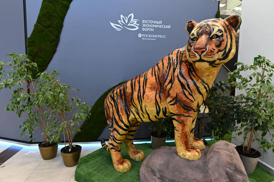 Ростех украсит экспозицию ВЭФ скульптурой амурского тигра из янтаря