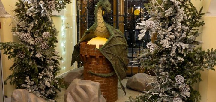 Новогоднюю фотозону в Музее янтаря украсил дракон