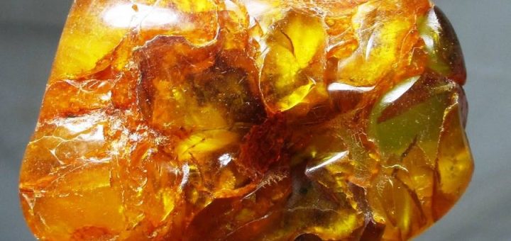 кусок желтого янтаря